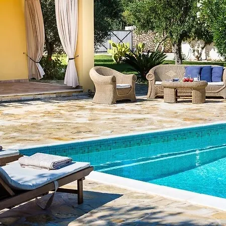 וילה Sleeps 6 Pool Air Con Wifi קרבומילוס