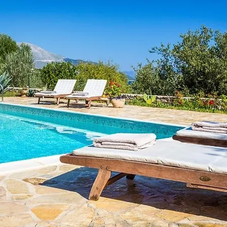 Sleeps 6 Pool Air Con Wifi וילה